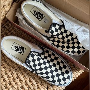 SIZE 9 W VANS CLASSIC CHECKERED SLIP ON SHOE NWT